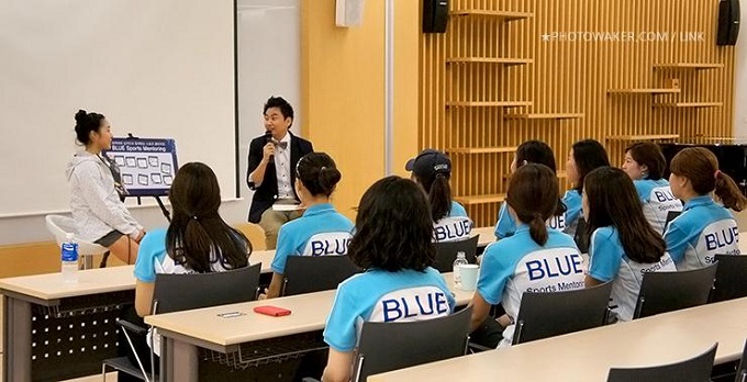 김자인선수와 엠씨가 이야기를 나누고 있다.