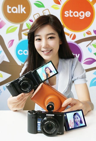 EX2F 카메라를 든 여성