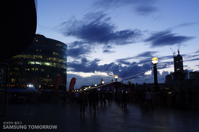 런던브리지와 타워브리지의 야경을 즐기는 수 많은 사람들