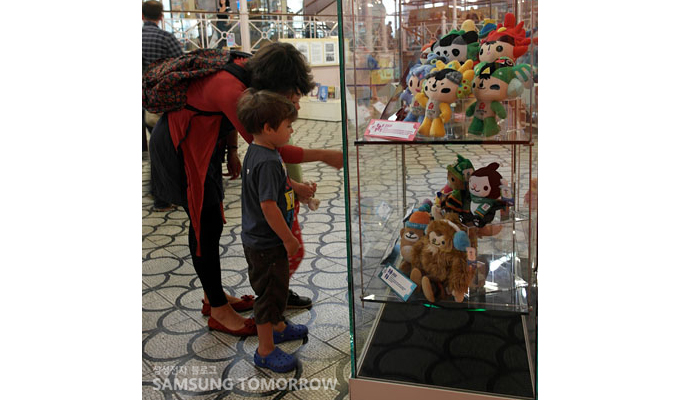 마스코트를 보는 어린이와 어머니