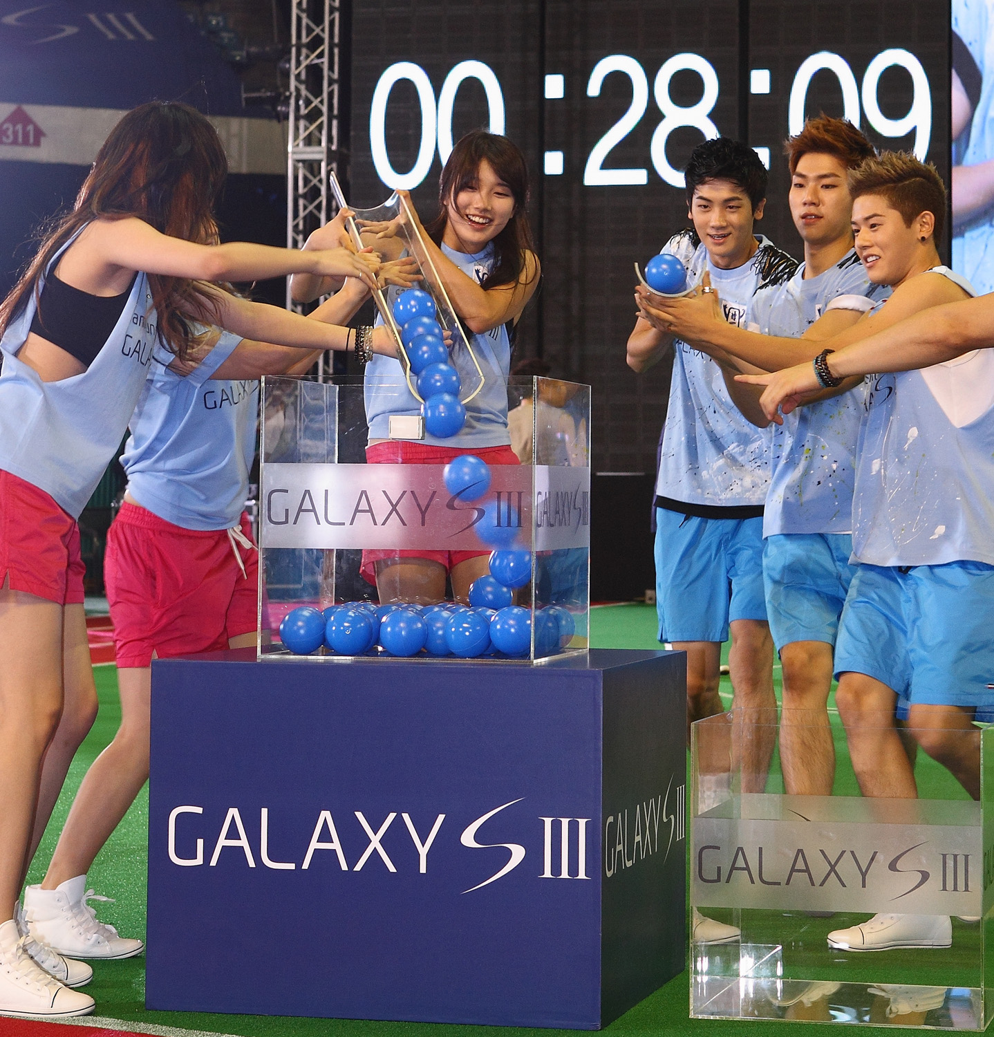 공을 넣는 아이돌들