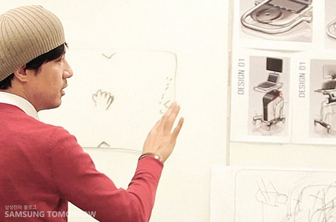 화이트보드에 디자인을 하는 모습