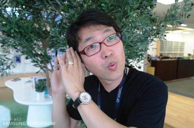 귀에 두 손을 댄 이용구 책임