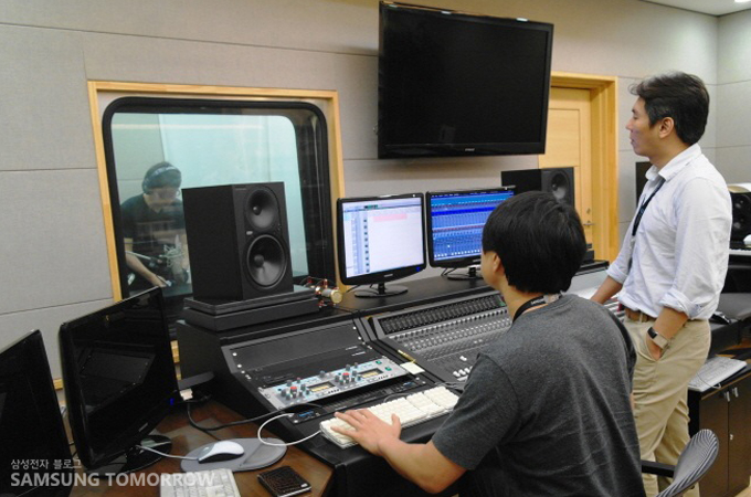 소리를 녹음하고 있다