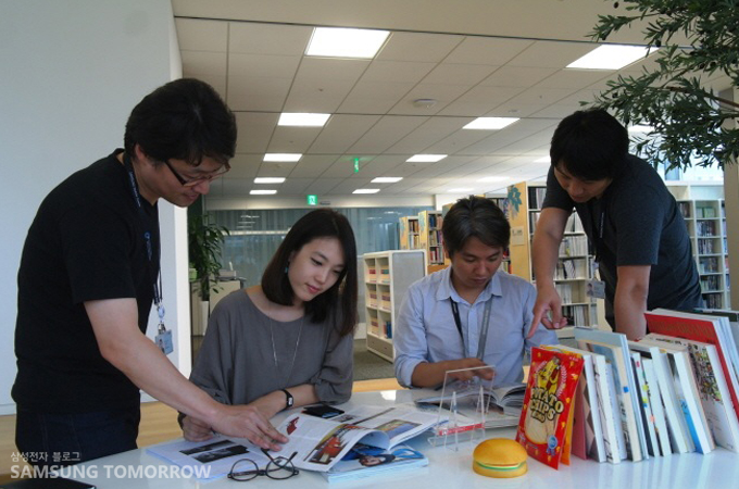 잡지를 보는 네사람