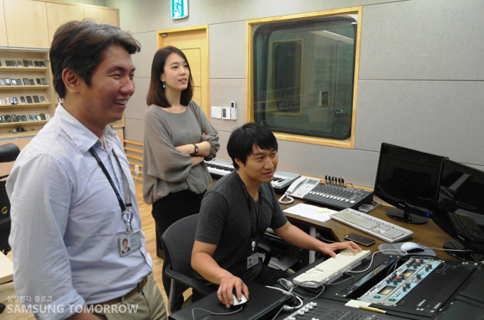 스튜디오에 있는 세 사람