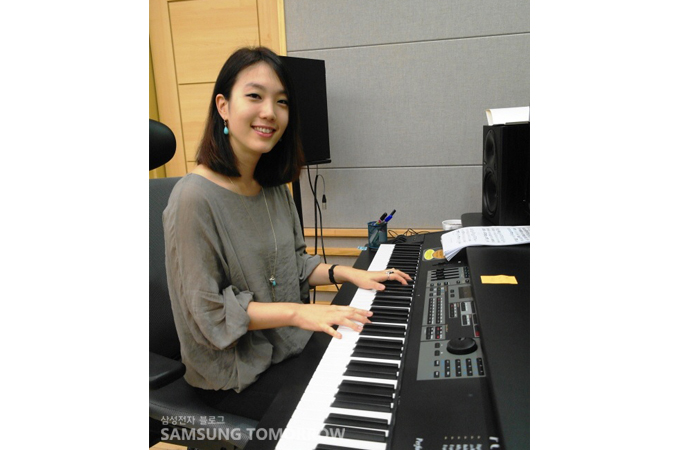 피아노를 치는 유승혜 선임