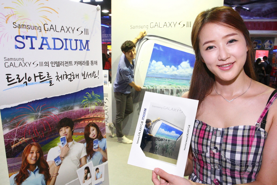 사진을 들고 있는 여성