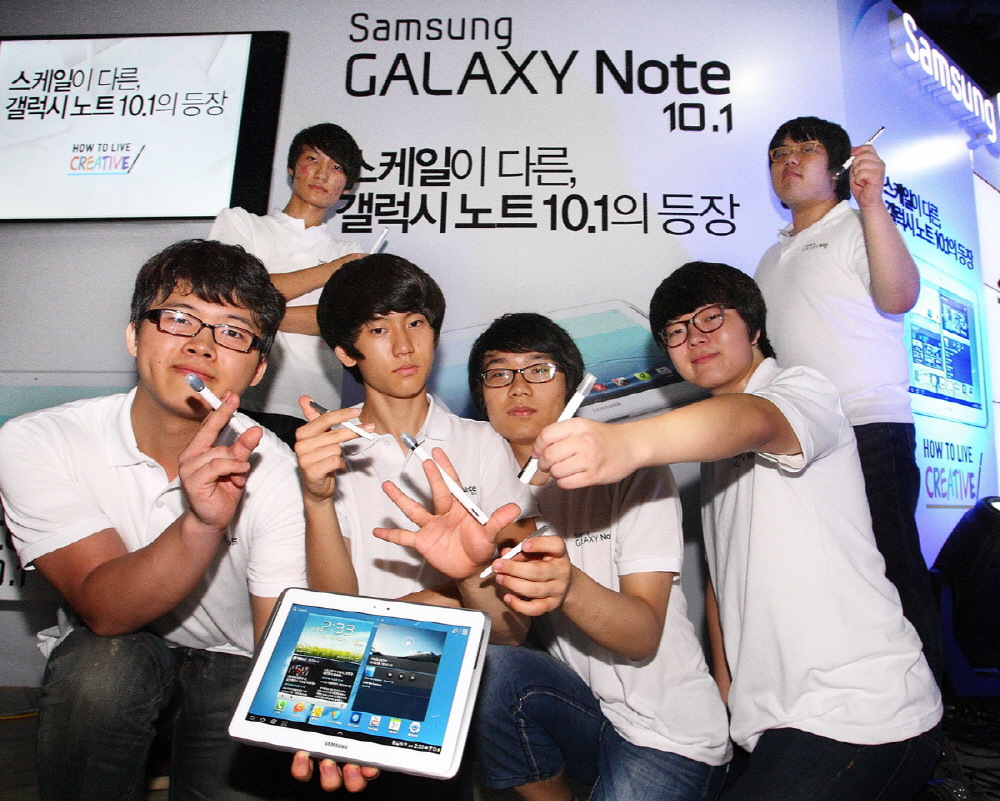 갤럭시노트10.1을 든 학생들