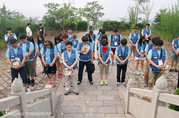 묵념하는 사람들