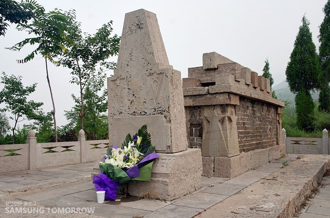  진광화 열사의 묘에 헌화한 모습