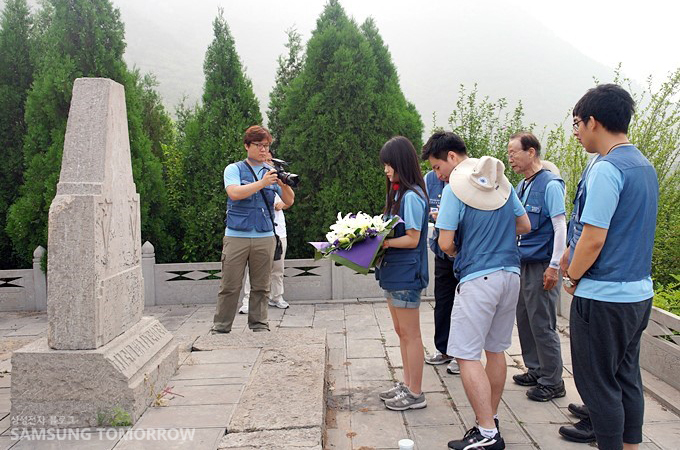 열사의 묘 앞에서 학생답사단원이 헌화하고 있다