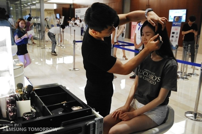 메이크업을 받고 있는 스토리텔러 서현