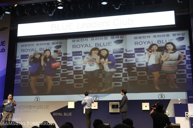 파란색 옷을 입은 사람들이 화면에 나오고 있다.