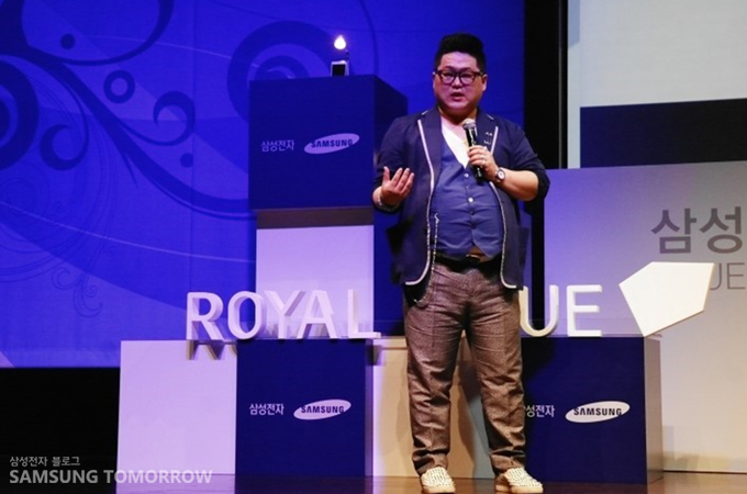 스타일리스트 정윤기가 강연하고 있다