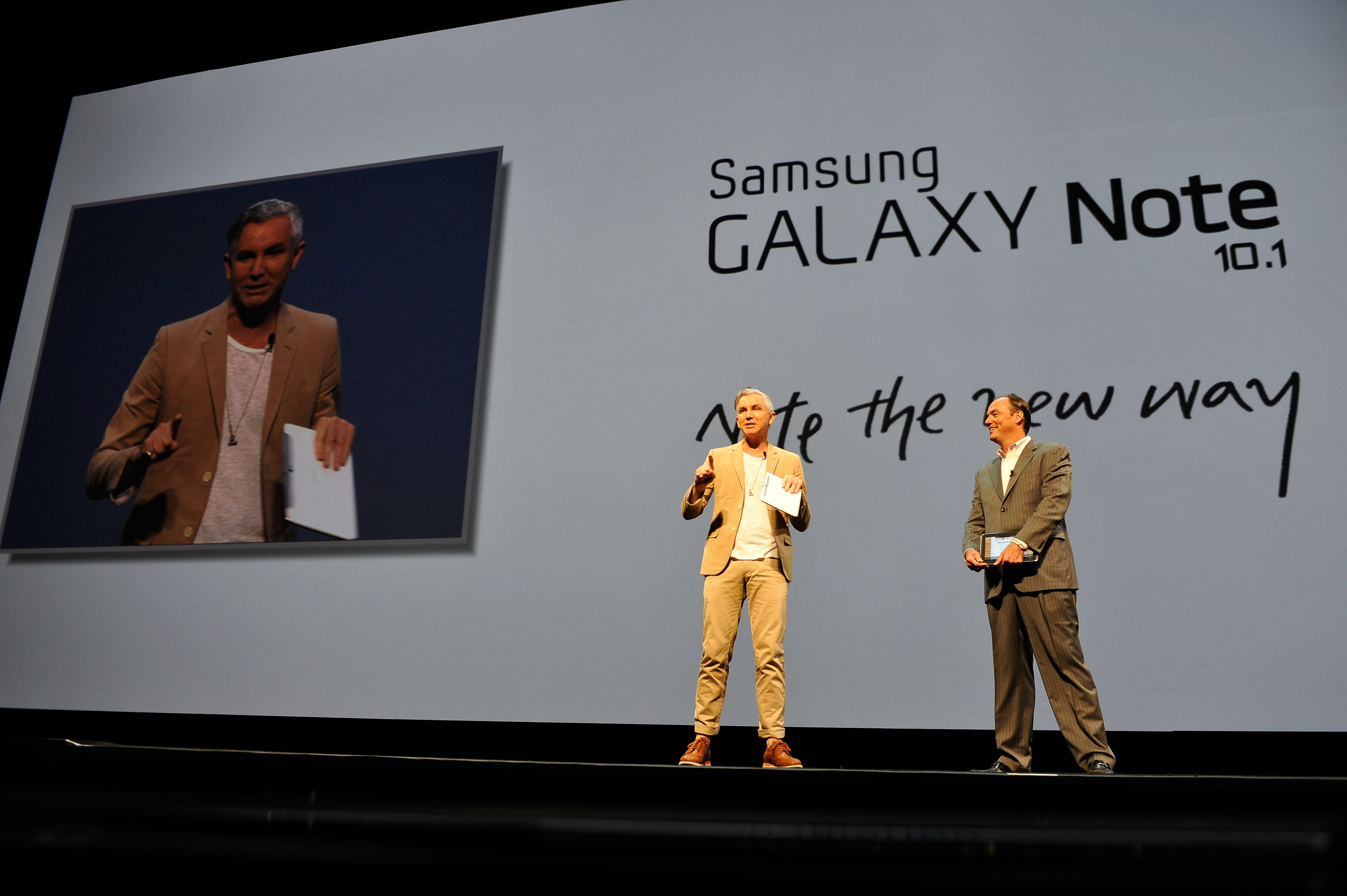 갤럭시 노트10.1론칭행사에서 영화감독 바즈루만(왼쪽)과 삼성전자 미국법인(SEA) 부문장 팀 백스터가 갤럭시노트 10.1를 선보이고 있다