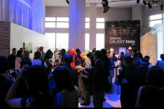 런칭행사에 참석한 많은 사람들