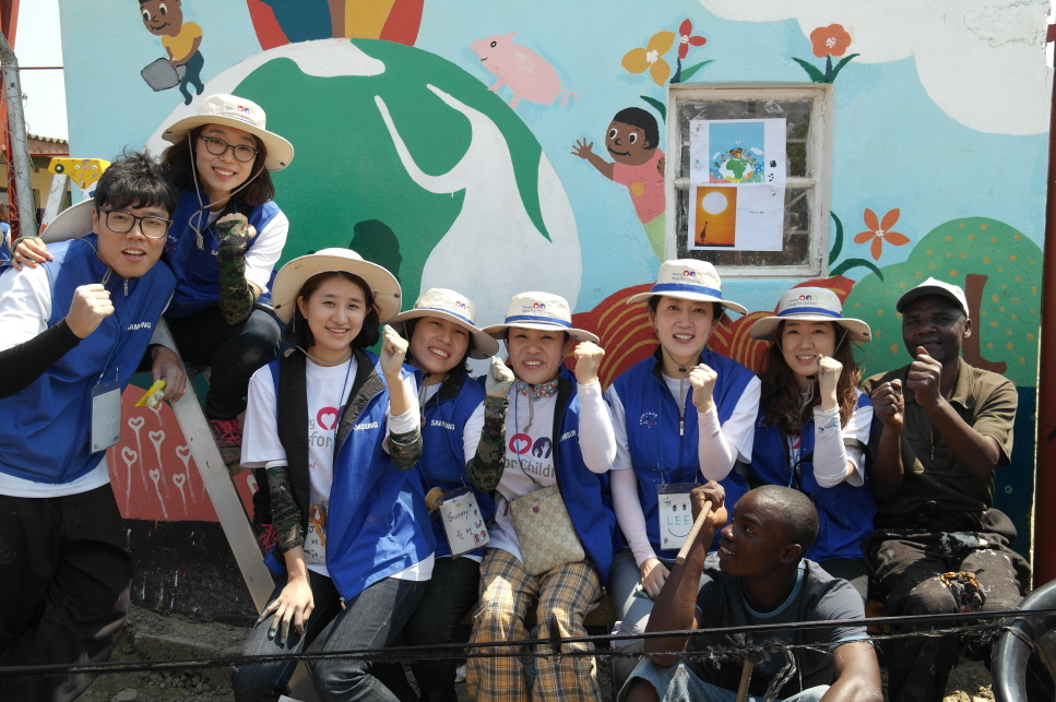 화이팅을 하는 삼성전자 임직원들