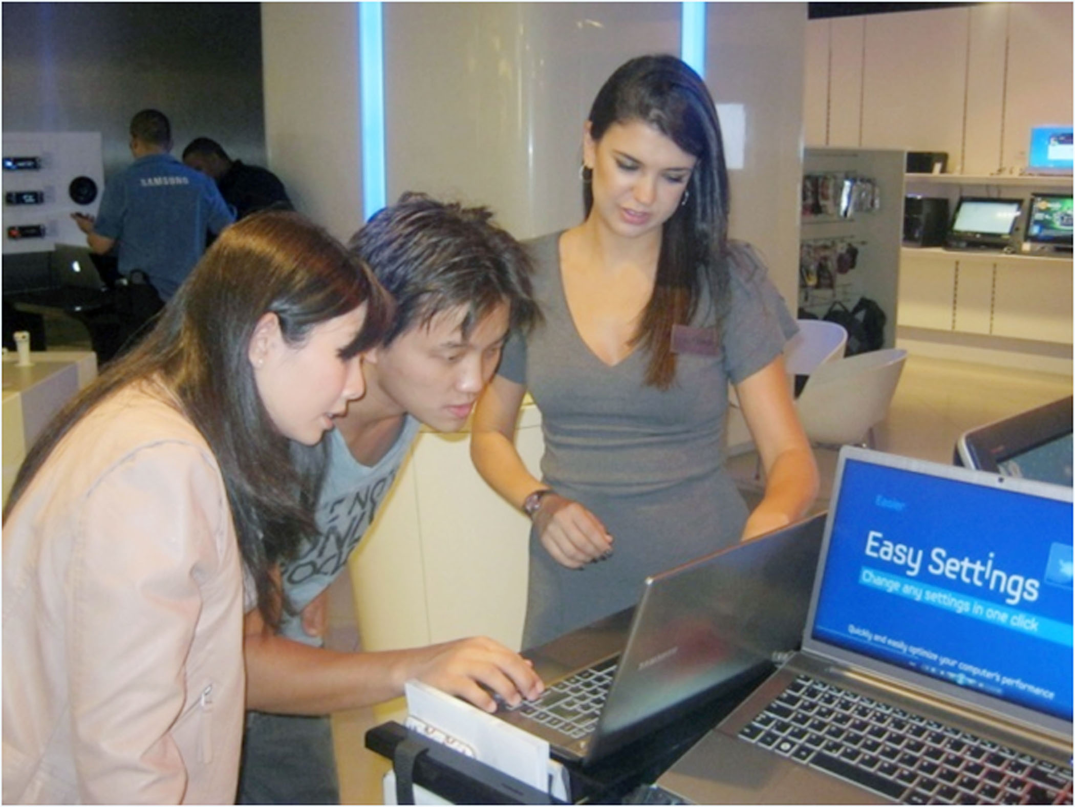 노트북을 보고 있는 사람들