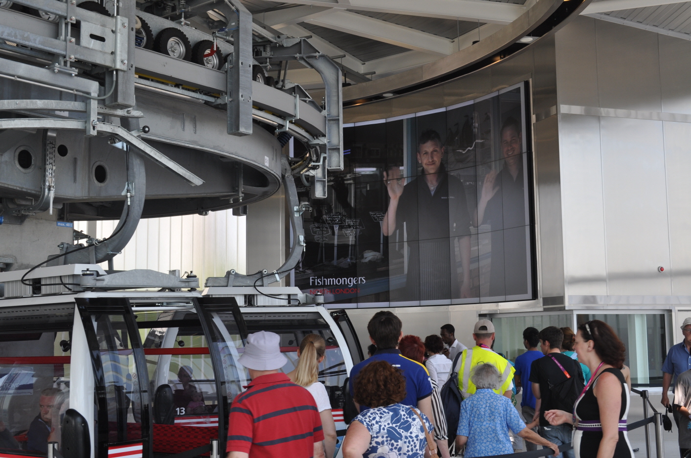 비디오월을 보고있는 사람들