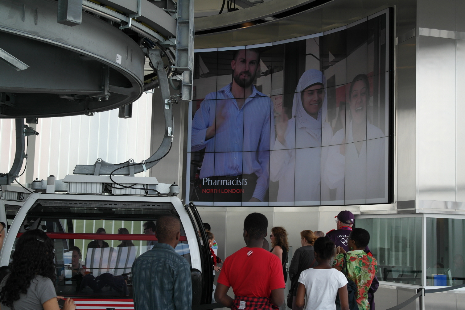 비디오월을 보고있는 사람들