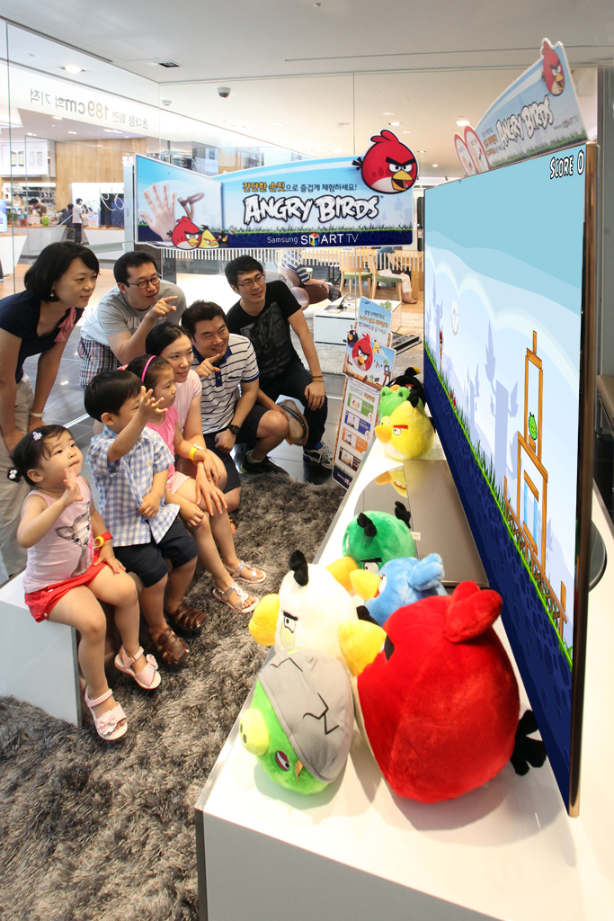 스마트 TV로 앵그리버드를 하는 가족