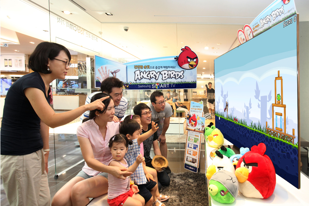 스마트 TV로 앵그리버드를 하는 가족