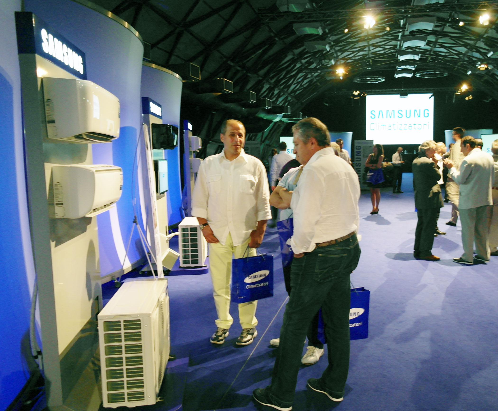 삼성 에어컨을 보는 사람들