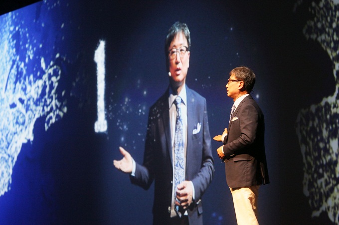 윤부근사장이 연설하는 모습