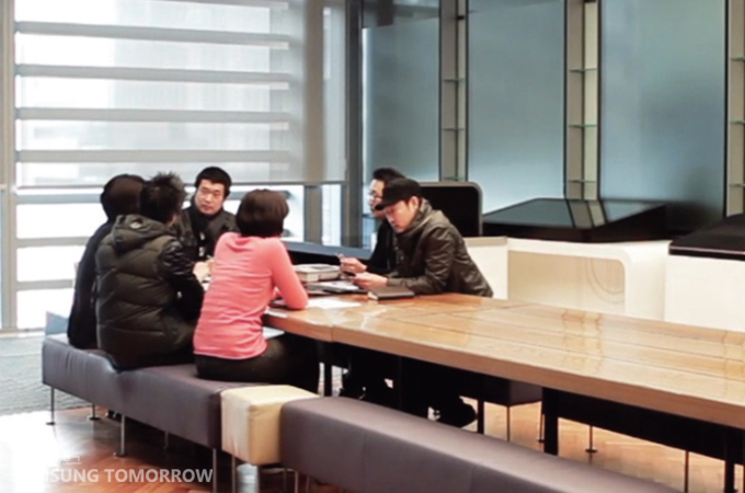 회의를 하는 모습