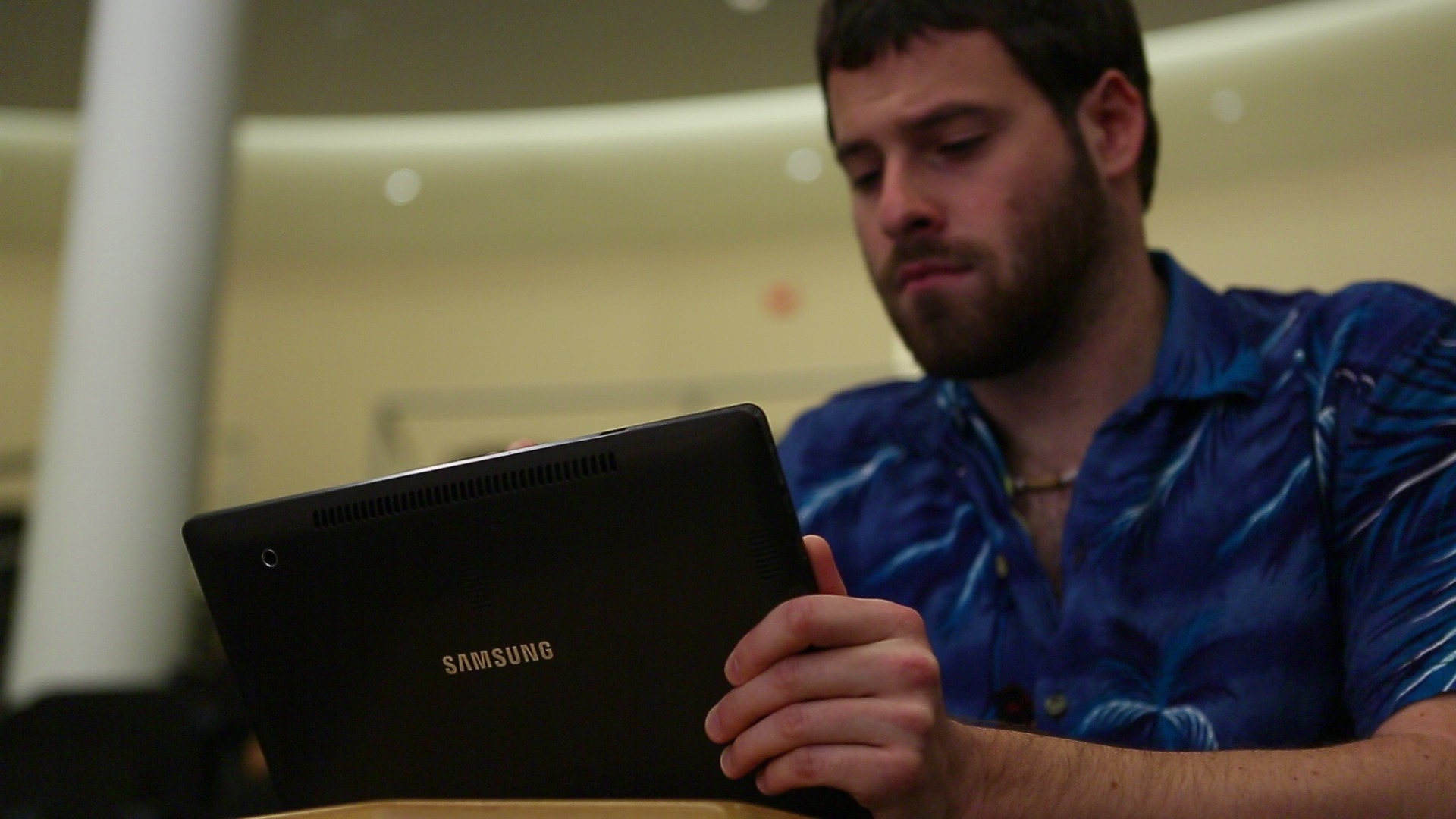 삼성 슬레이트 PC를 보는 남성