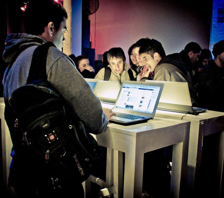 노트북을 체험하는 남자