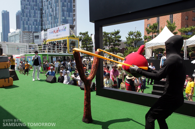 실외 세트에서 앵그리버드 게임 이벤트를 하고 있다