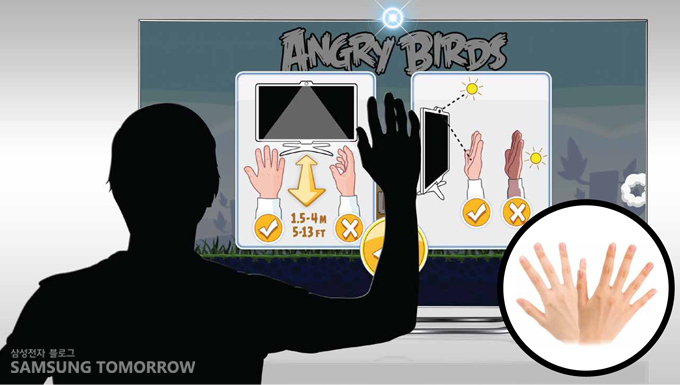 카메라를 향해 손을 편다.