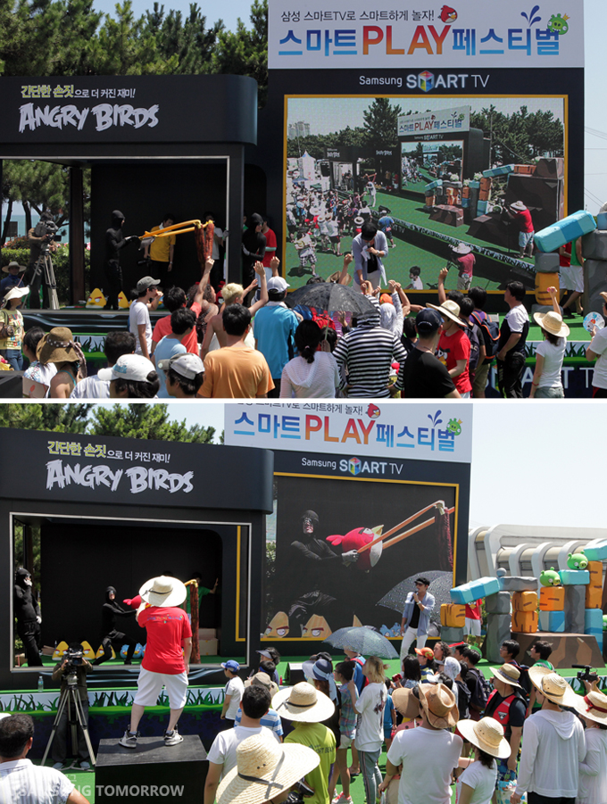 많은 사람들이 앵그리버드 이벤트를 구경하고 있다