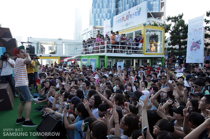 공연하는 가수와 열광하는 사람들