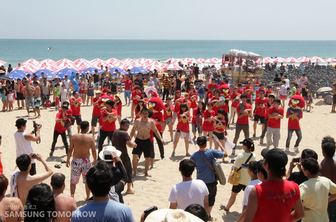 해운대에서 플래시몹을 하고 있는 사람들