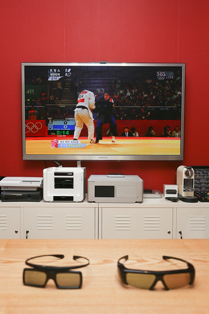 런던 올림픽 유도장면이 나오는 티비앞의 3D안경