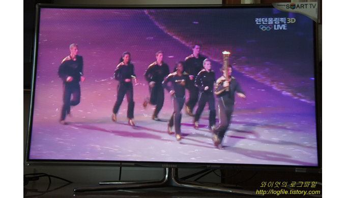 성화를 들고 뛰는 영국의 스포츠 꿈나무 7인