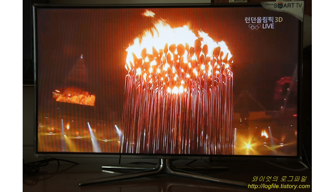 성화대에서 불이 타오르고 있다.