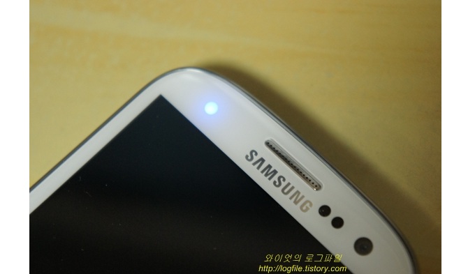 갤럭시SⅢ LTE 상단에 불빛이 들어온 모습