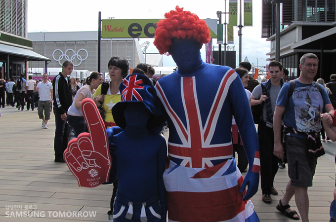 영국국기를 입은 남자와 아이