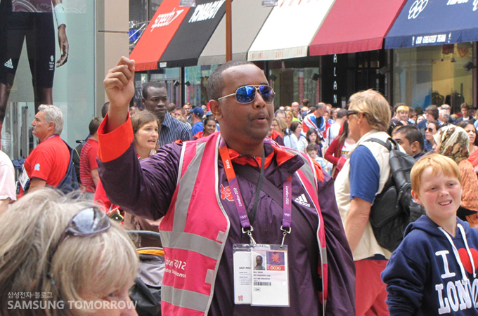 티켓을 목에 건 남자