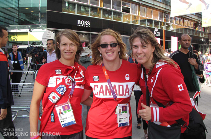 캐나다티를 입은 세 여성