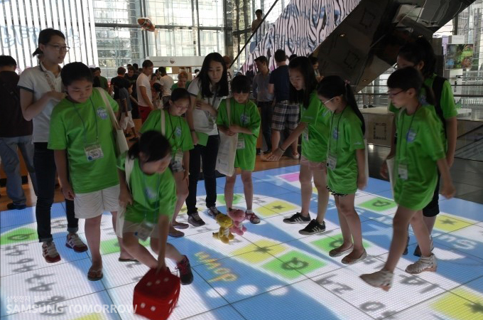 주사위게임을 하는 아이들