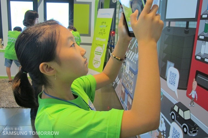 QR코드를 찍는 어린이