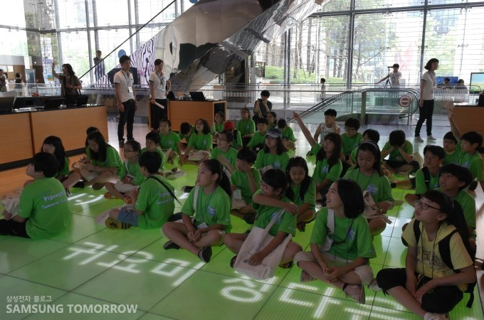 앉아있는 아이들