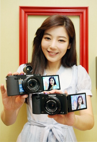 EX2F 카메라를 든 여성