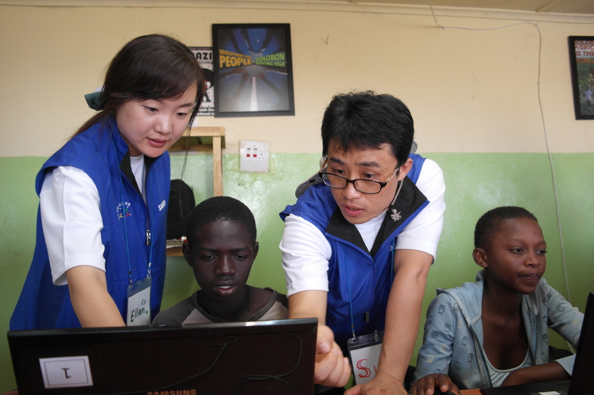 노트북을 알려주는 삼성전자 임직원들