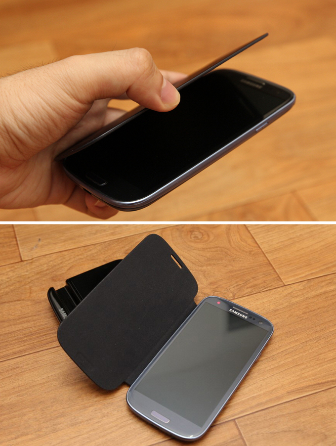 한손으로 플립커버를 연 모습